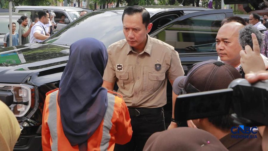Menteri Koordinator Bidang Infrastruktur dan Pembangunan Kewilayahan, Agus Harimurti Yudhono (AHY) tiba di RSUD Bekasi untuk melihat korban kecelakaan kereta Api, Bekasi, Jawa Barat, Selasa (28/4/2026). (CNBC Indonesia/Muhammad Sabki)