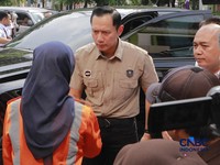 Menteri Koordinator Bidang Infrastruktur dan Pembangunan Kewilayahan, Agus Harimurti Yudhono (AHY) tiba di RSUD Bekasi untuk melihat korban kecelakaan kereta Api, Bekasi, Jawa Barat, Selasa (28/4/2026). (CNBC Indonesia/Muhammad Sabki)