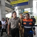 Menteri Koordinator Bidang Infrastruktur dan Pembangunan Kewilayahan, Agus Harimurti Yudhoyono (AHY) meninjau proses evakuasi korban kecelakaan kereta di Stasiun Bekasi Timur, Selasa (28/04/2026). (CNBC Indonesia/Muhammad Sabki)