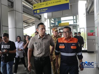 Menteri Koordinator Bidang Infrastruktur dan Pembangunan Kewilayahan, Agus Harimurti Yudhoyono (AHY) meninjau proses evakuasi korban kecelakaan kereta di Stasiun Bekasi Timur, Selasa (28/04/2026). (CNBC Indonesia/Muhammad Sabki)