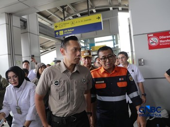 Menteri Koordinator Bidang Infrastruktur dan Pembangunan Kewilayahan, Agus Harimurti Yudhoyono (AHY) meninjau proses evakuasi korban kecelakaan kereta di Stasiun Bekasi Timur, Selasa (28/04/2026). (CNBC Indonesia/Muhammad Sabki)
