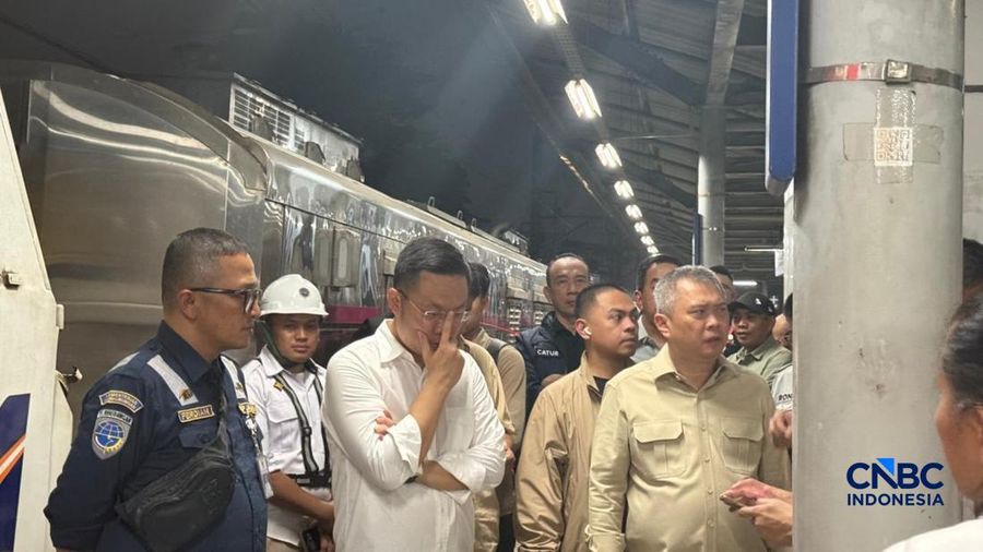 Menteri Perhubungan Dudy Purwagandhi mendatangi langsung emplasemen Stasiun Bekasi Timur tempat kejadian tabrakan KA Argo Bromo Anggrek dengan KRL.