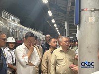 Menteri Perhubungan Dudy Purwagandhi mendatangi langsung emplasemen Stasiun Bekasi Timur tempat kejadian tabrakan KA Argo Bromo Anggrek dengan KRL.