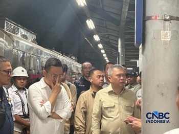 Menteri Perhubungan Dudy Purwagandhi mendatangi langsung emplasemen Stasiun Bekasi Timur tempat kejadian tabrakan KA Argo Bromo Anggrek dengan KRL.