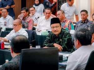 Gus Ipul Dorong Perluasan Penerima Bansos untuk Jaga Pertumbuhan Ekonomi