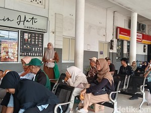 Cerita Penumpang di Stasiun Jatibarang Saat Jadwal Kereta Terlambat