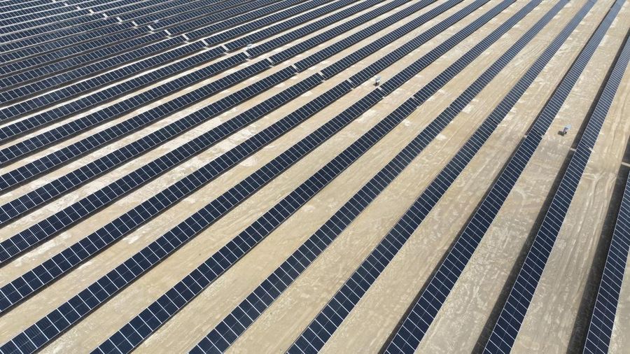 Panel surya di pembangkit listrik tenaga surya (PLTS) Basra Sun di Basra. Irak. (REUTERS/Mohammed Aty)
