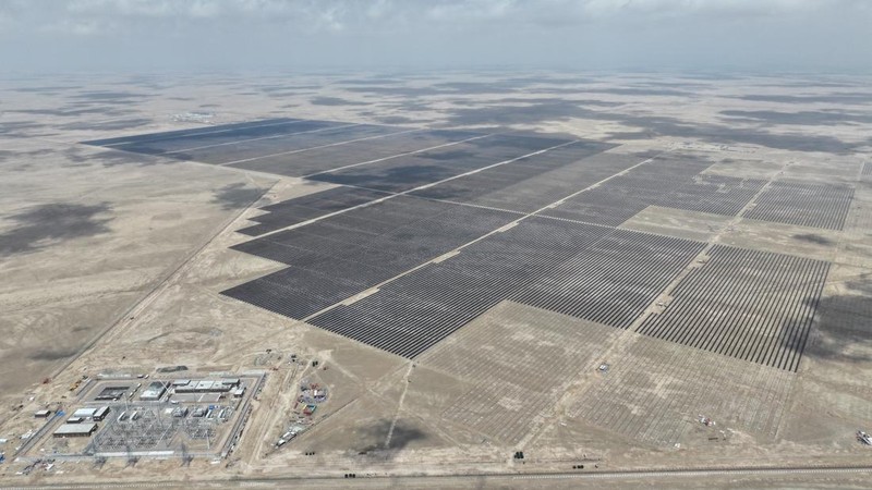 Panel surya di pembangkit listrik tenaga surya (PLTS) Basra Sun di Basra. Irak. (REUTERS/Mohammed Aty)