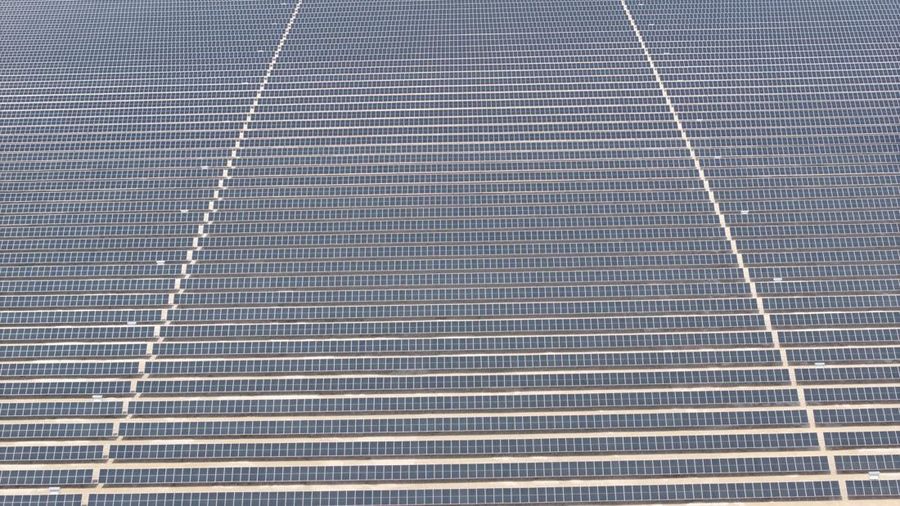 Panel surya di pembangkit listrik tenaga surya (PLTS) Basra Sun di Basra. Irak. (REUTERS/Mohammed Aty)