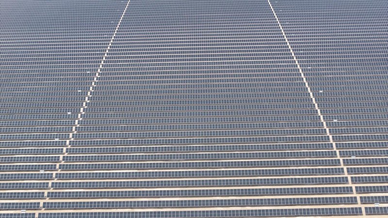 Panel surya di pembangkit listrik tenaga surya (PLTS) Basra Sun di Basra. Irak. (REUTERS/Mohammed Aty)