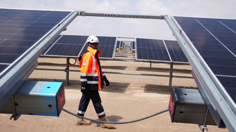 Panel surya di pembangkit listrik tenaga surya (PLTS) Basra Sun di Basra. Irak. (REUTERS/Mohammed Aty)
