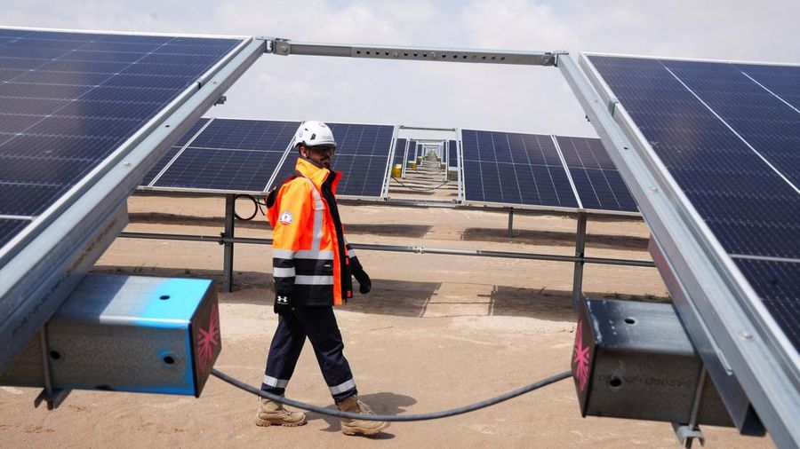 Panel surya di pembangkit listrik tenaga surya (PLTS) Basra Sun di Basra. Irak. (REUTERS/Mohammed Aty)