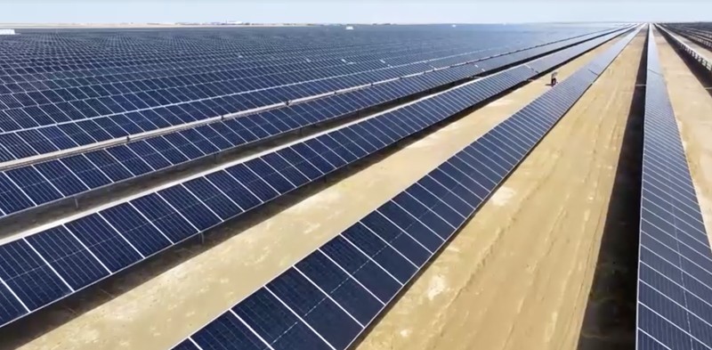 Panel surya di pembangkit listrik tenaga surya (PLTS) Basra Sun di Basra. Irak. (REUTERS/Mohammed Aty)