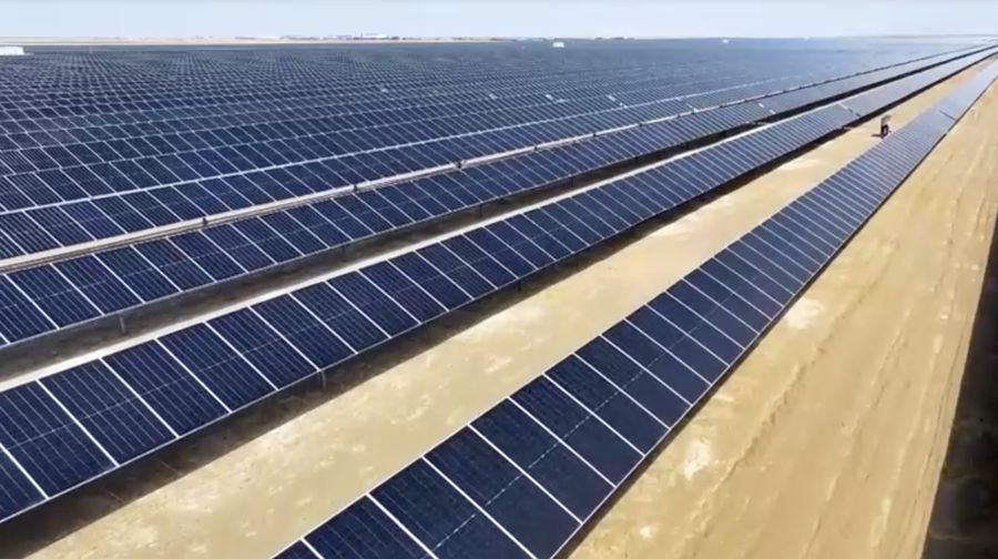 Panel surya di pembangkit listrik tenaga surya (PLTS) Basra Sun di Basra. Irak. (Tangkapan Layar Video/REUTERS)