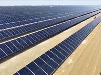 Panel surya di pembangkit listrik tenaga surya (PLTS) Basra Sun di Basra. Irak. (Tangkapan Layar Video/REUTERS)