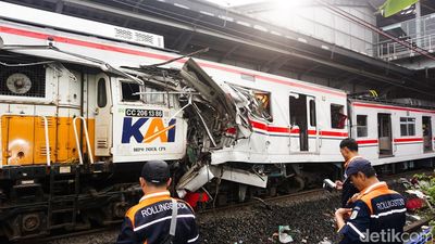 Pascakecelakaan Bekasi Timur, Petugas Telusuri Gerbong Ringsek