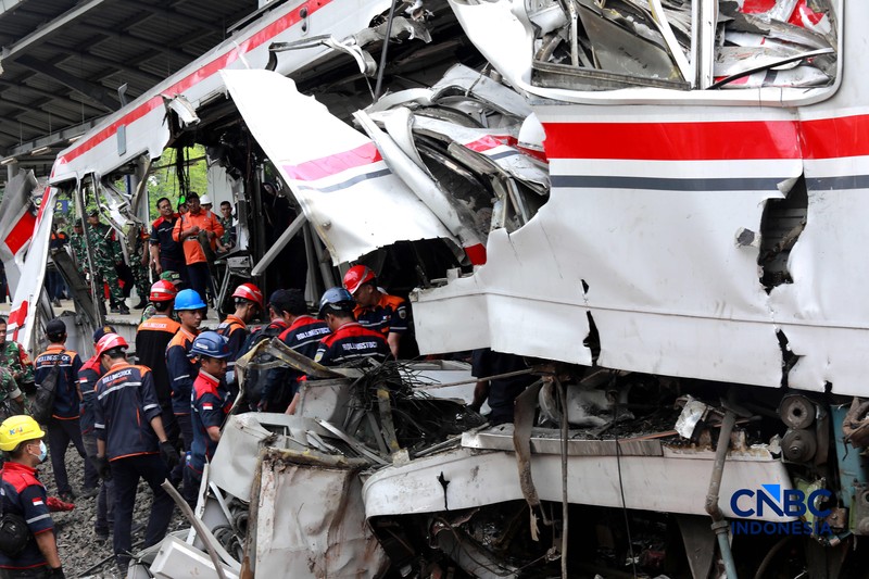 Suasana usai rangkaian commuter line ditertabrak KA Argo Bromo Anggrek di Stasiun Bekasi Timur, Jawa Barat, Senin (27/4/2026). CNBC Indonesia/Tias Budiarto)
