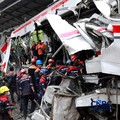 Petugas gabungan mengevakuasi puing-puing di lokasi kecelakaan kereta api di Stasiun Bekasi Timur, Jawa Barat, Selasa, (28/4/2026). (CNBC Indonesia/Muhammad Sabki)