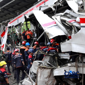 Potret Tabrakan Kereta di Bekasi Timur hingga Peringatan May Day