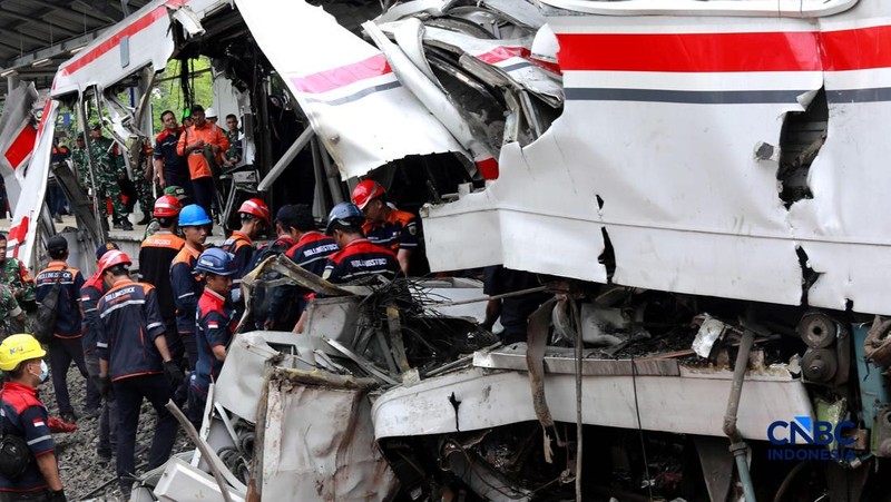 Petugas gabungan mengevakuasi puing-puing di lokasi kecelakaan kereta api di Stasiun Bekasi Timur, Jawa Barat, Selasa, (28/4/2026).