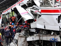Potret Tabrakan Kereta di Bekasi Timur hingga Peringatan May Day