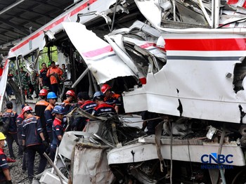 Petugas gabungan mengevakuasi puing-puing di lokasi kecelakaan kereta api di Stasiun Bekasi Timur, Jawa Barat, Selasa, (28/4/2026). (CNBC Indonesia/Muhammad Sabki)