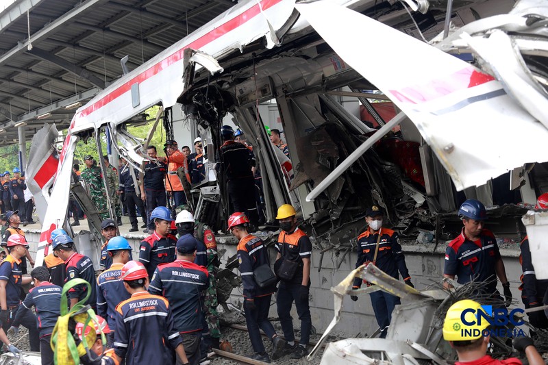 Petugas gabungan mengevakuasi puing-puing di lokasi kecelakaan kereta api di Stasiun Bekasi Timur, Jawa Barat, Selasa, (28/4/2026). (CNBC Indonesia/Muhammad Sabki)