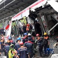 Petugas gabungan mengevakuasi puing-puing di lokasi kecelakaan kereta api di Stasiun Bekasi Timur, Jawa Barat, Selasa, (28/4/2026). (CNBC Indonesia/Muhammad Sabki)