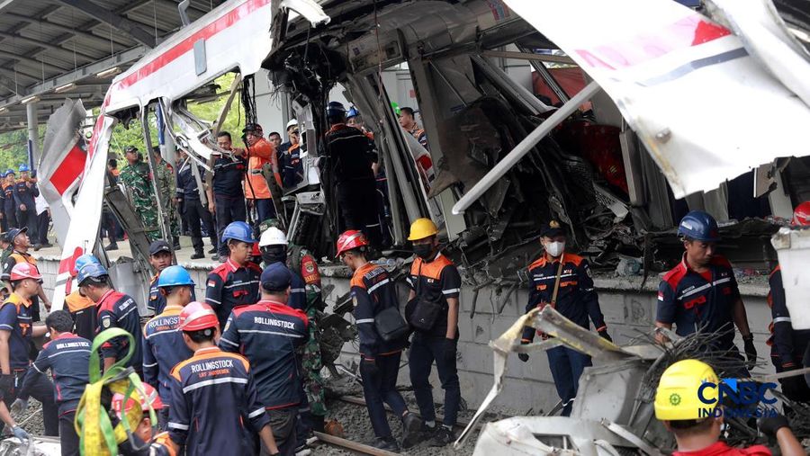 Petugas gabungan mengevakuasi puing-puing di lokasi kecelakaan kereta api di Stasiun Bekasi Timur, Jawa Barat, Selasa, (28/4/2026). (CNBC Indonesia/Muhammad Sabki)
