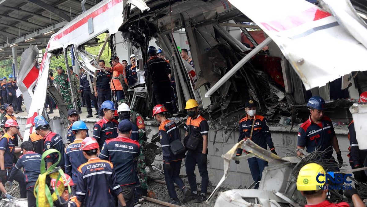 Penampakan Gerbong KRL Hancur-Terbelah Usai Ditabrak KA Agro Bromo