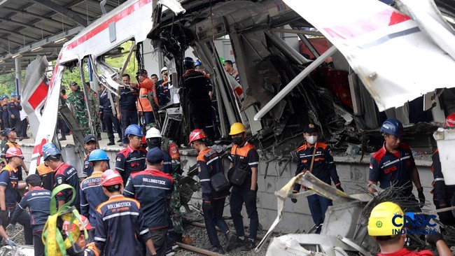 Penampakan Gerbong KRL Hancur-Terbelah Usai Ditabrak KA Agro Bromo