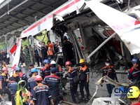 Petugas gabungan mengevakuasi puing-puing di lokasi kecelakaan kereta api di Stasiun Bekasi Timur, Jawa Barat, Selasa, (28/4/2026). (CNBC Indonesia/Muhammad Sabki)