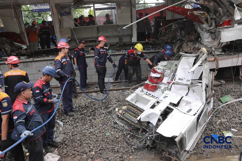 Petugas gabungan mengevakuasi puing-puing di lokasi kecelakaan kereta api di Stasiun Bekasi Timur, Jawa Barat, Selasa, (28/4/2026). (CNBC Indonesia/Muhammad Sabki)