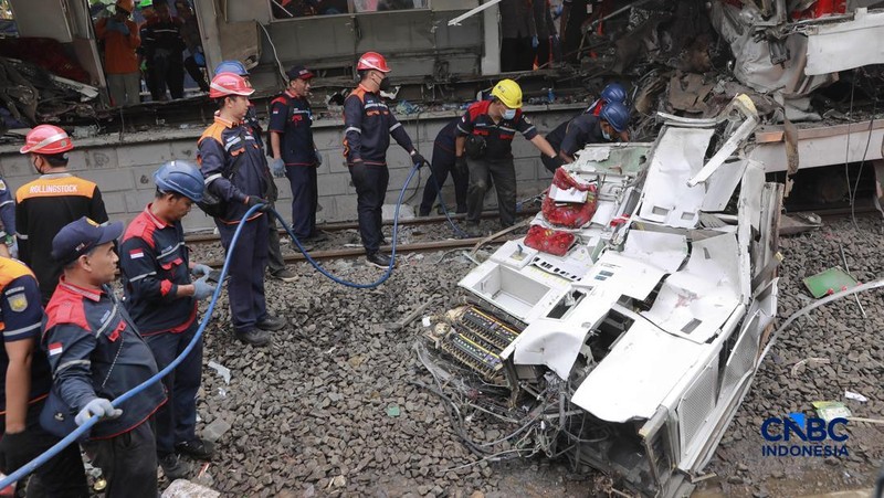 Petugas gabungan mengevakuasi puing-puing di lokasi kecelakaan kereta api di Stasiun Bekasi Timur, Jawa Barat, Selasa, (28/4/2026). (CNBC Indonesia/Muhammad Sabki)