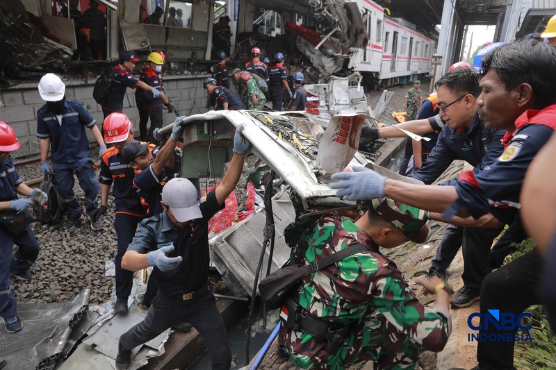 Petugas gabungan mengevakuasi puing-puing di lokasi kecelakaan kereta api di Stasiun Bekasi Timur, Jawa Barat, Selasa, (28/4/2026). (CNBC Indonesia/Muhammad Sabki)