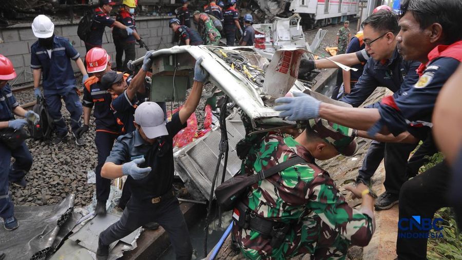 Petugas gabungan mengevakuasi puing-puing di lokasi kecelakaan kereta api di Stasiun Bekasi Timur, Jawa Barat, Selasa, (28/4/2026). (CNBC Indonesia/Muhammad Sabki)