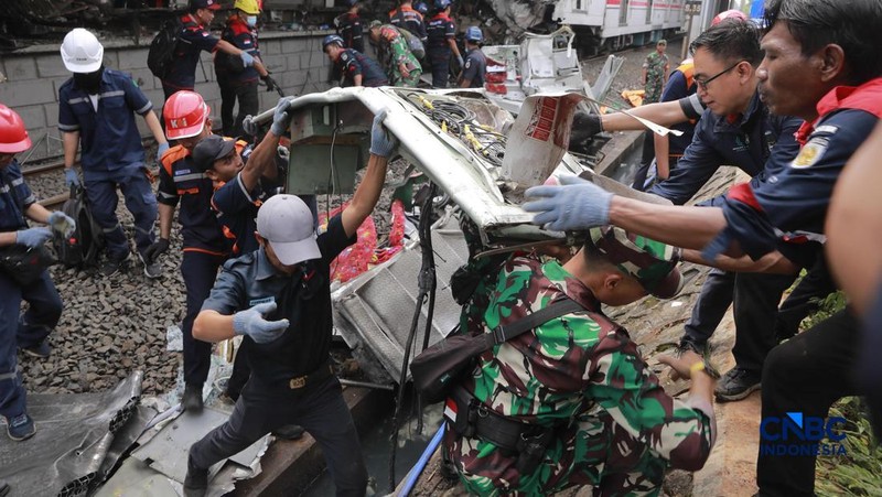 Petugas gabungan mengevakuasi puing-puing di lokasi kecelakaan kereta api di Stasiun Bekasi Timur, Jawa Barat, Selasa, (28/4/2026). (CNBC Indonesia/Muhammad Sabki)