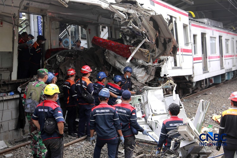 Petugas gabungan mengevakuasi puing-puing di lokasi kecelakaan kereta api di Stasiun Bekasi Timur, Jawa Barat, Selasa, (28/4/2026). (CNBC Indonesia/Muhammad Sabki)