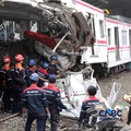 Petugas gabungan mengevakuasi puing-puing di lokasi kecelakaan kereta api di Stasiun Bekasi Timur, Jawa Barat, Selasa, (28/4/2026). (CNBC Indonesia/Muhammad Sabki)