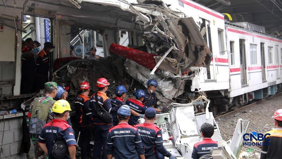 Petugas gabungan mengevakuasi puing-puing di lokasi kecelakaan kereta api di Stasiun Bekasi Timur, Jawa Barat, Selasa, (28/4/2026). (CNBC Indonesia/Muhammad Sabki)