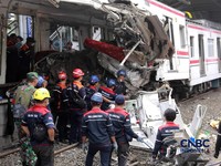 Petugas gabungan mengevakuasi puing-puing di lokasi kecelakaan kereta api di Stasiun Bekasi Timur, Jawa Barat, Selasa, (28/4/2026). (CNBC Indonesia/Muhammad Sabki)