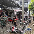 Petugas gabungan mengevakuasi puing-puing di lokasi kecelakaan kereta api di Stasiun Bekasi Timur, Jawa Barat, Selasa, (28/4/2026). (CNBC Indonesia/Muhammad Sabki)