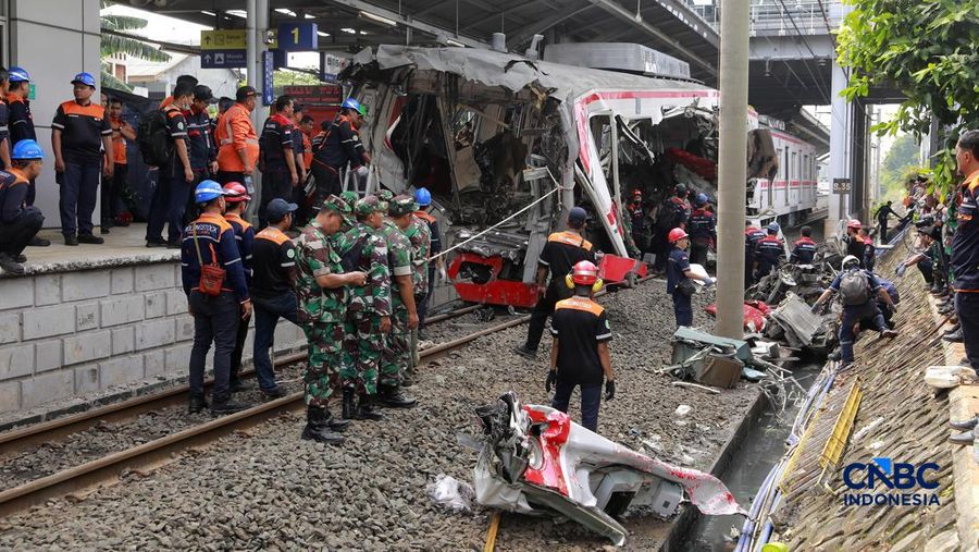 Petugas gabungan mengevakuasi puing-puing di lokasi kecelakaan kereta api di Stasiun Bekasi Timur, Jawa Barat, Selasa, (28/4/2026). (CNBC Indonesia/Muhammad Sabki)