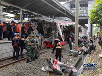 Petugas gabungan mengevakuasi puing-puing di lokasi kecelakaan kereta api di Stasiun Bekasi Timur, Jawa Barat, Selasa, (28/4/2026). (CNBC Indonesia/Muhammad Sabki)