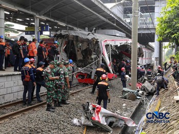 Petugas gabungan mengevakuasi puing-puing di lokasi kecelakaan kereta api di Stasiun Bekasi Timur, Jawa Barat, Selasa, (28/4/2026). (CNBC Indonesia/Muhammad Sabki)