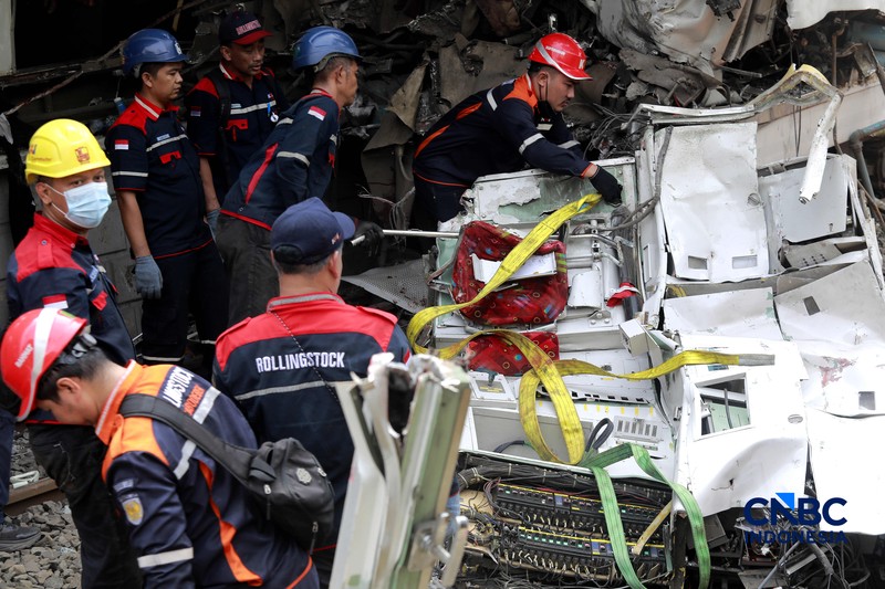 Petugas gabungan mengevakuasi puing-puing di lokasi kecelakaan kereta api di Stasiun Bekasi Timur, Jawa Barat, Selasa, (28/4/2026). (CNBC Indonesia/Muhammad Sabki)