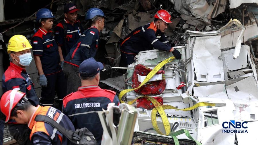 Petugas gabungan mengevakuasi puing-puing di lokasi kecelakaan kereta api di Stasiun Bekasi Timur, Jawa Barat, Selasa, (28/4/2026). (CNBC Indonesia/Muhammad Sabki)