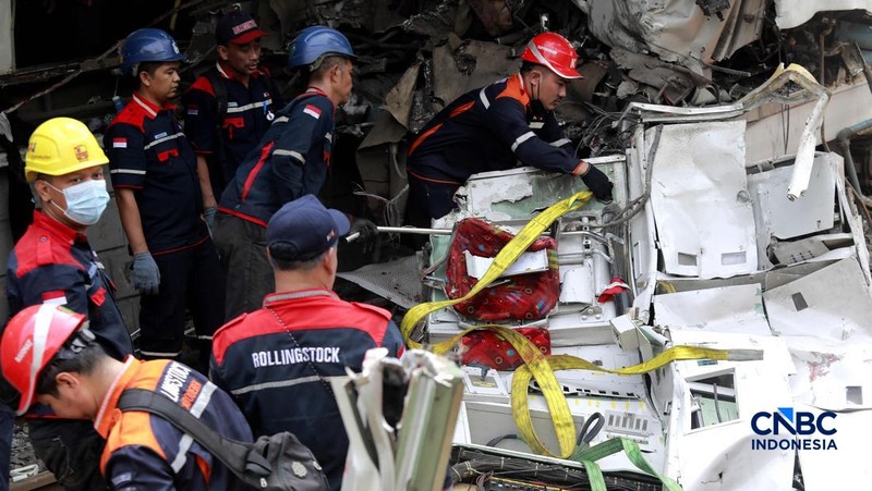 Petugas gabungan mengevakuasi puing-puing di lokasi kecelakaan kereta api di Stasiun Bekasi Timur, Jawa Barat, Selasa, (28/4/2026). (CNBC Indonesia/Muhammad Sabki)