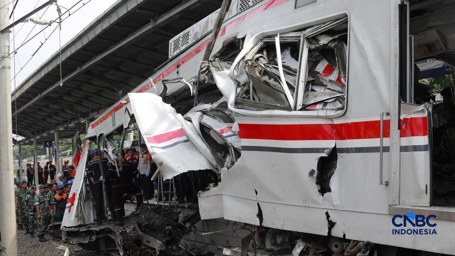 Petugas gabungan mengevakuasi puing-puing di lokasi kecelakaan kereta api di Stasiun Bekasi Timur, Jawa Barat, Selasa, (28/4/2026). (CNBC Indonesia/Muhammad Sabki)
