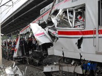 Petugas gabungan mengevakuasi puing-puing di lokasi kecelakaan kereta api di Stasiun Bekasi Timur, Jawa Barat, Selasa, (28/4/2026). (CNBC Indonesia/Muhammad Sabki)